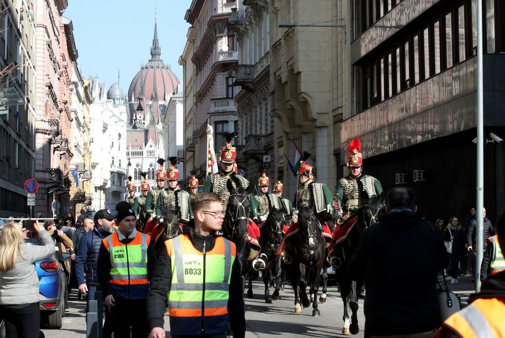 Parteien Kundgebungen Große Reden Wie Man In Ungarn Den Nationalfeiertag Feiert Ungarnreal 3393